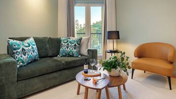 Deluxe Studio Suite | Hypo-allergenic bedding, minibar, in-room safe, iron/ironing board