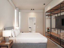 Premium Room | Hypo-allergenic bedding available, minibar, in-room safe
