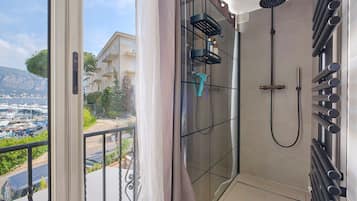 Shower, hair dryer, towels