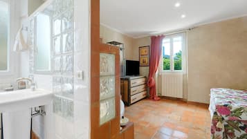 Iron/ironing board, WiFi, bed sheets