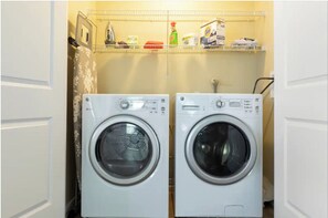 Interior - Cozy 2-bedroom apartment with AC in delightful Los Angeles (Los Angeles)