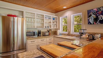 Maison, Plusieurs lits, patio, vue sur le jardin (Red Elephant Retreat) | Cuisine privée