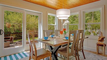 Huis, meerdere bedden, patio, uitzicht op tuin (Red Elephant Retreat) | Dineren