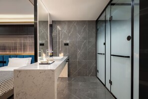 Classic Twin Room, City View | Bathroom | Shower, free toiletries, hair dryer, slippers - The Move River View Hotel (Chongqing)
