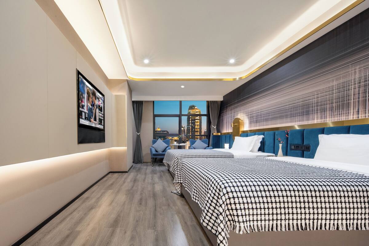 Phòng 2 giường đơn phong cách cổ điển, quang cảnh thành phố | Bàn, khu vực làm việc phù hợp cho laptop, màn/rèm cản sáng 