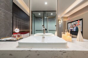 Deluxe Double Room, City View | Bathroom | Shower, free toiletries, hair dryer, slippers - The Move River View Hotel (Chongqing)