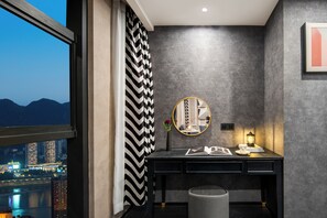 Deluxe Double Room, City View | Interior - The Move River View Hotel (Chongqing)