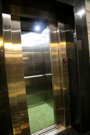 Lift - Hotel Sharon Residency (Huzur)
