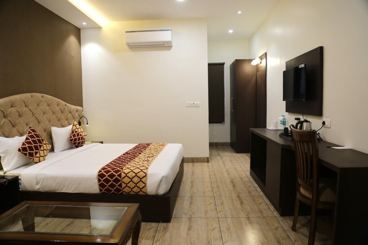 Egyptian cotton sheets, premium bedding, memory-foam beds, desk