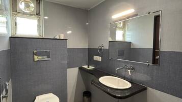 Chambre Deluxe | Salle de bain | Douche, douche cascade, articles de toilette (gratuits)