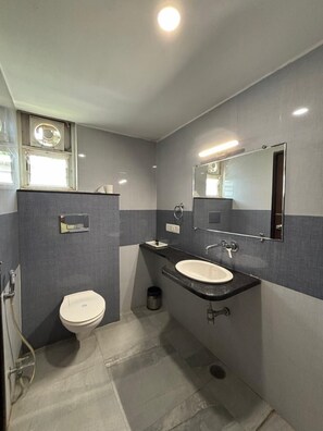 Kamar Deluks | Kamar mandi | Shower, pancuran hujan, perlengkapan mandi gratis, dan handuk