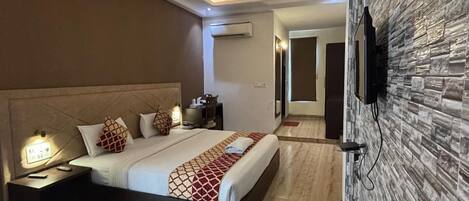 Superior Room | Egyptian cotton sheets, premium bedding, memory foam beds, desk