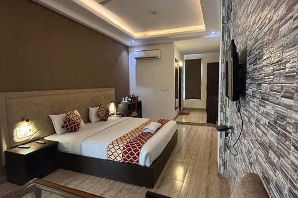 Superior Room | Egyptian cotton sheets, premium bedding, memory foam beds, desk