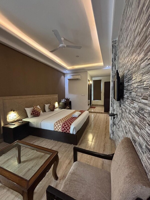 Superior Room | Egyptian cotton sheets, premium bedding, memory foam beds, desk - Hotel Sharon Residency (Huzur)