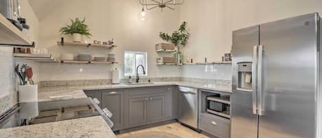 Geladeira, micro-ondas, fogão, cooktop