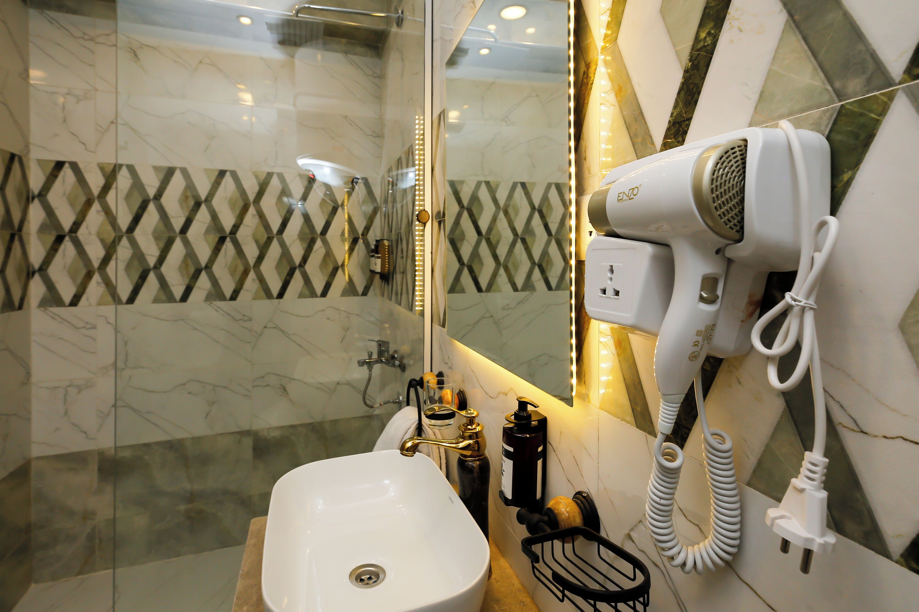 Chambre Classique Double ou avec lits jumeaux, climatisation | Salle de bain | Baignoire et douche séparées, douche à « effet pluie »