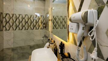 Habitación clásica con 1 cama matrimonial o 2 individuales, aire acondicionado | Baño | Tina y regadera independientes y regadera tipo lluvia