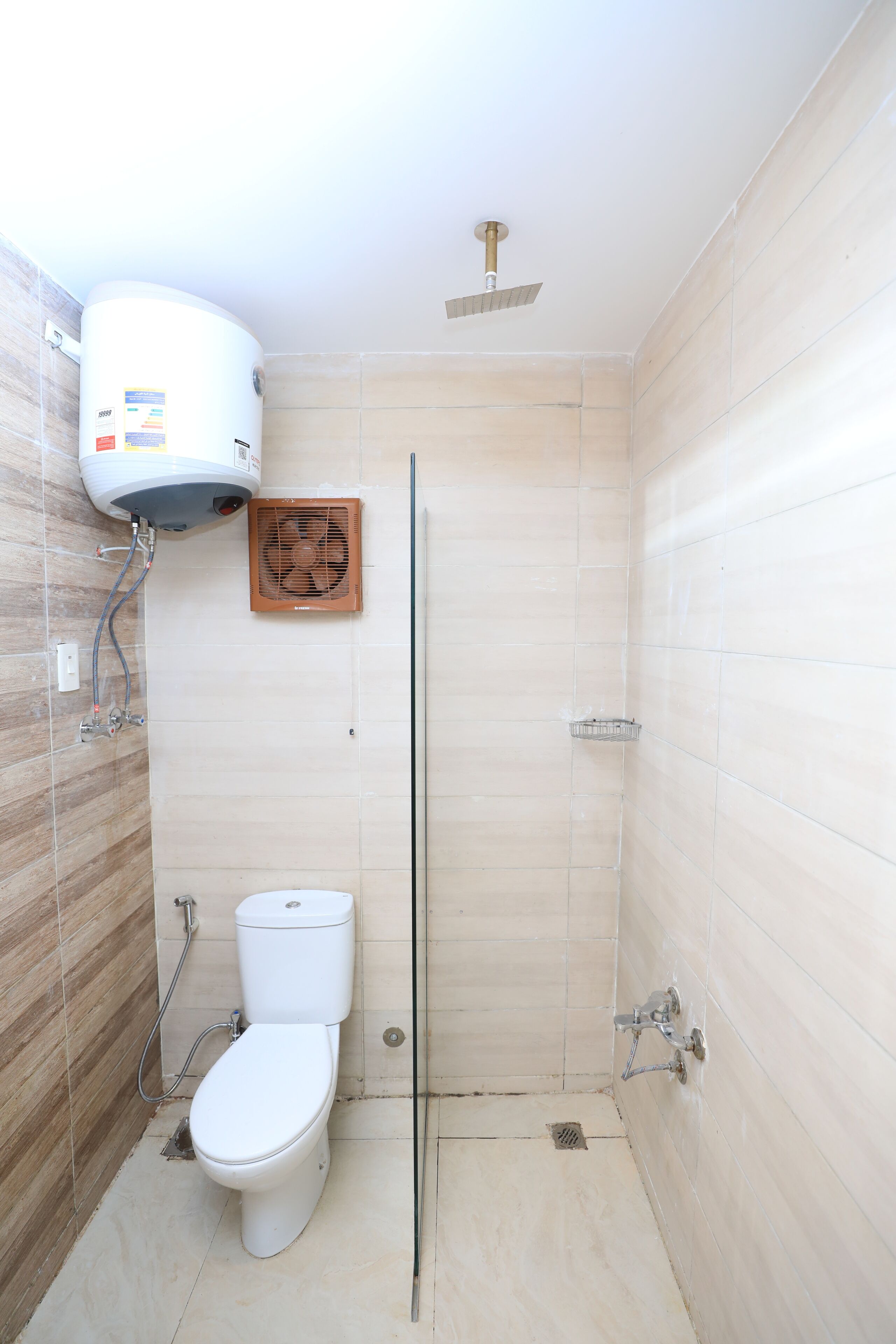 Serviettes fournies, savon, shampooing, papier de toilette