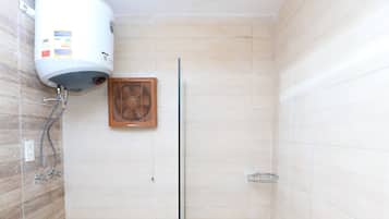 Serviettes fournies, savon, shampooing, papier de toilette