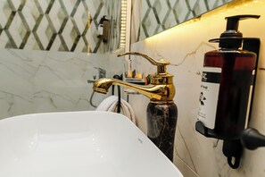 Classic Double or Twin Room, Penyaman udara | Bilik Mandi | Tab mandi dan pancuran berasingan, hulu semburan mandi hujan 