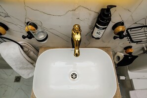 Classic Double or Twin Room, Air conditioning | Bathroom | Separate bathtub and shower, rainfall showerhead, designer toiletries - Hotel Pyramids Palace View Inn (Giza)
