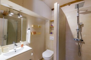 Douche, serviettes fournies
