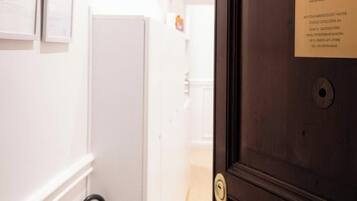 Basic Double or Twin Room, City View | Interior