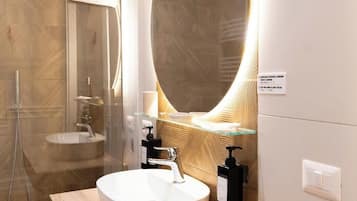Habitación básica con 1 cama matrimonial o 2 individuales, vista a la ciudad | Baño