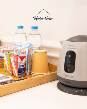 Habitación básica con 1 cama matrimonial o 2 individuales, vista a la ciudad | Café y/o cafetera
