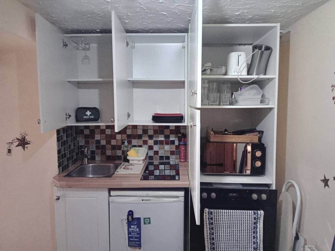 Refrigerador, microondas, horno y parrilla de estufa 
