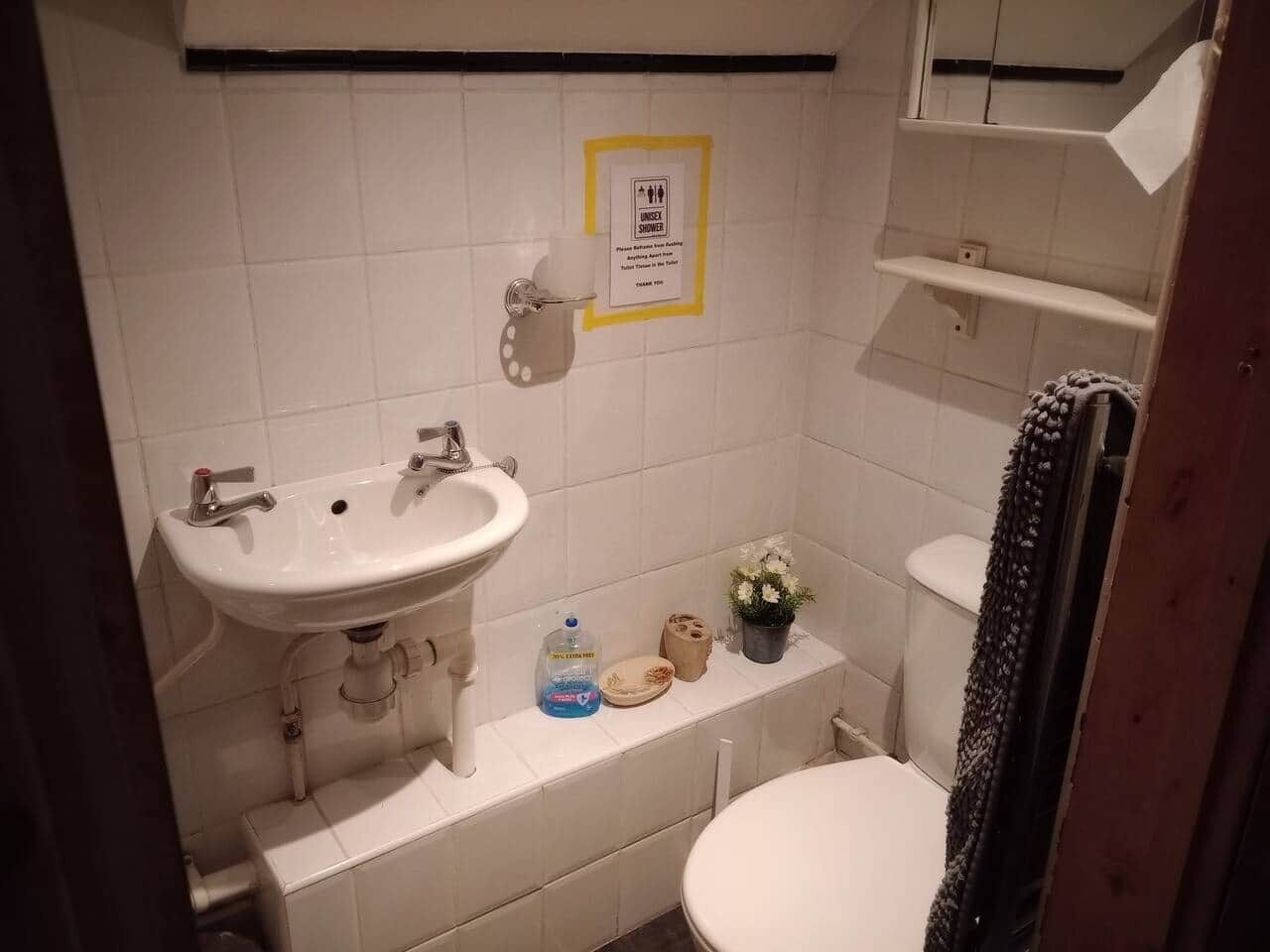 Een douche, een haardroger, zeep, shampoo