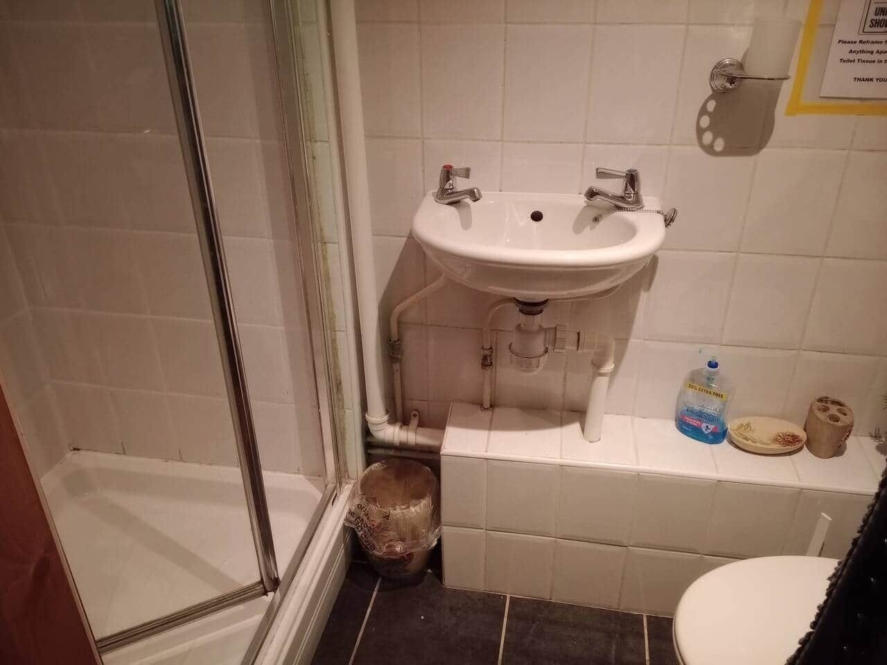 Een douche, een haardroger, zeep, shampoo