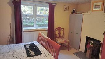 1 slaapkamer, een strijkplank/strijkijzer, gratis wifi, beddengoed