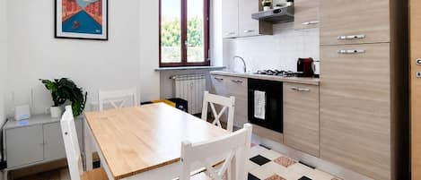 Fridge, oven, stovetop, coffee/tea maker