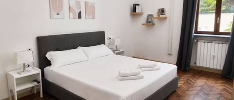 1 habitación, tabla de planchar con plancha, wifi gratis y ropa de cama