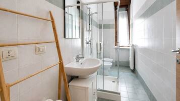 Doccia, asciugacapelli, bidet, asciugamani