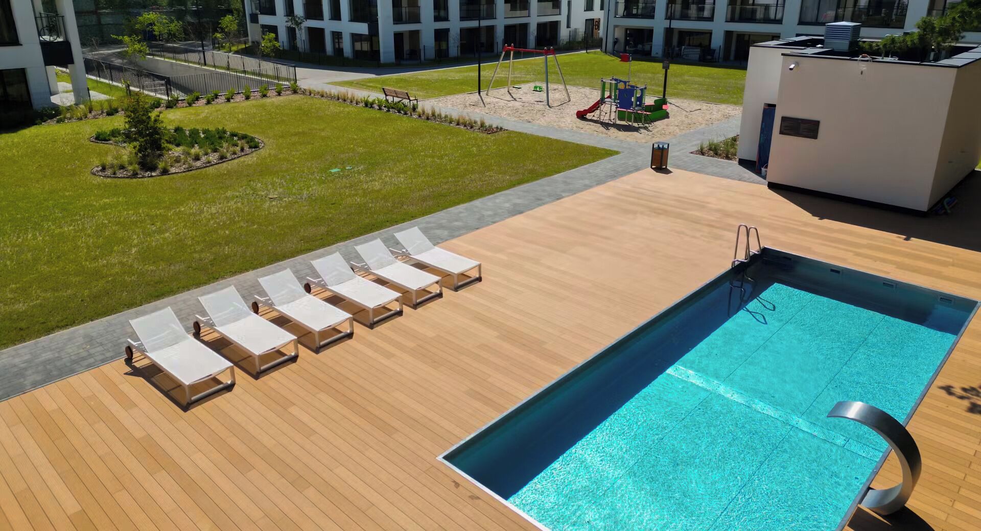 Una piscina al aire libre de temporada