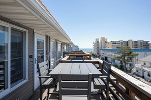 Outdoor dining - Immaculant One Bedroom Condo, Conveniently Located On 40th ST (Ocean City)