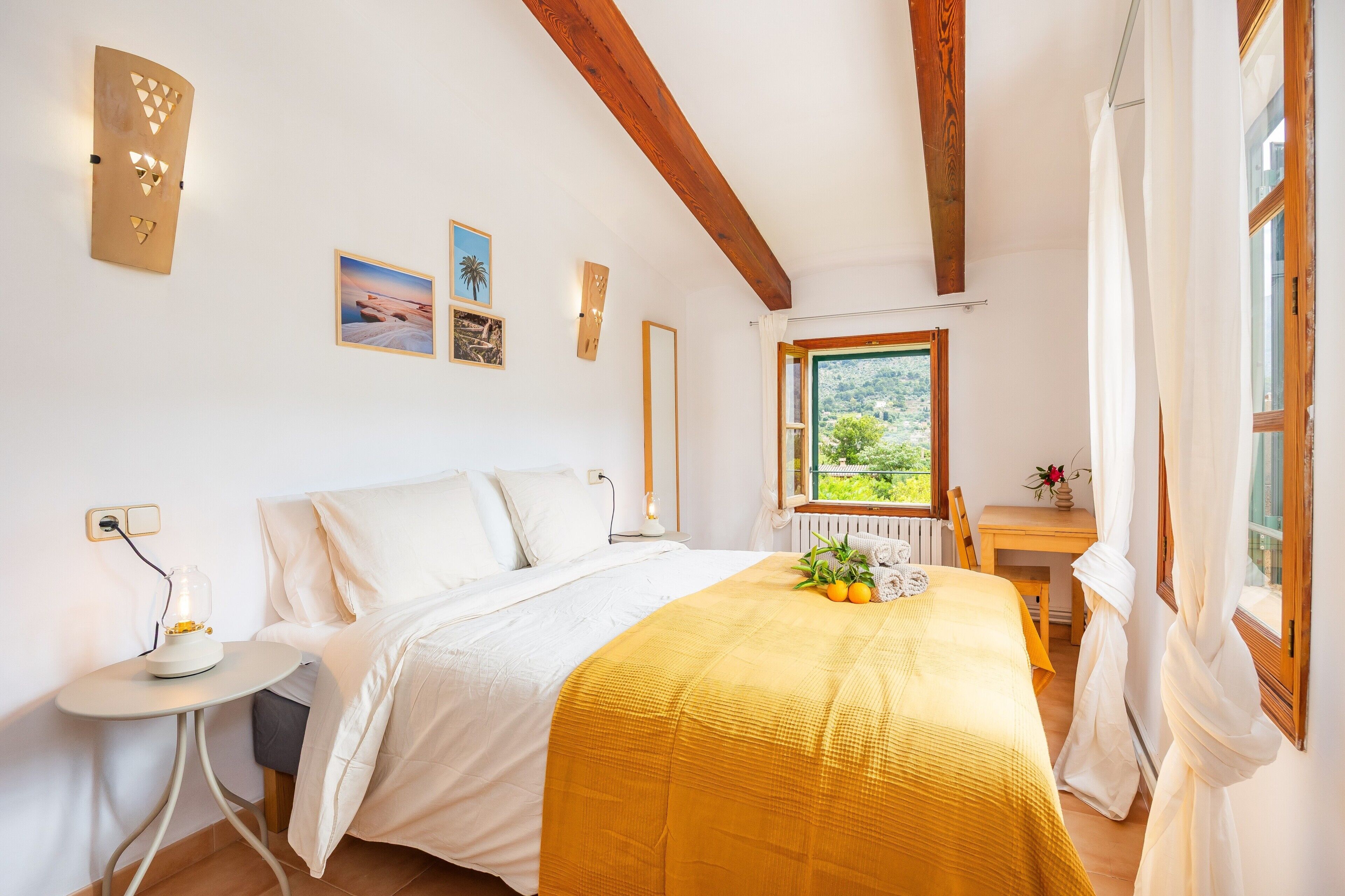 Tabla de planchar con plancha, wifi y ropa de cama 
