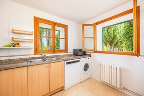 Kühlschrank, Mikrowelle, Herdplatte, Geschirrspüler