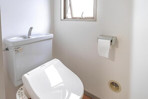 Douche, séchoir à cheveux, bidet, serviettes fournies