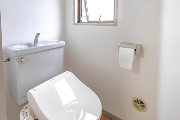 Shower, hair dryer, bidet, towels - Vrbo Property (渋谷区広尾)