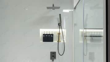 Suíte superluxo, sacada, vista para a cidade | Banheiro | Chuveiro, secador de cabelo, toalhas de banho, sabonete