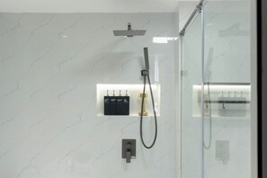 Suíte superluxo, sacada, vista para a cidade | Banheiro | Chuveiro, secador de cabelo, toalhas de banho, sabonete