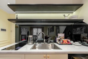 Kamar Standar, balkon | Dapur pribadi | Lemari es kecil, microwave, kompor, dan peralatan masak/sendok-piring
