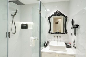 Kamar Standar, balkon | Kamar mandi | Shower, pengering rambut, handuk, dan sabun