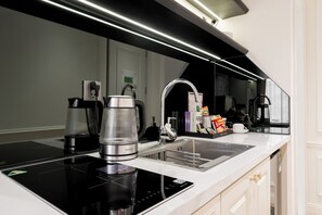 Standard Room, Balcony | Private kitchen | Mini-fridge, microwave, stovetop, cookware/dishes/utensils - AN Hotel & Residence (Ha Noi)