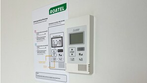 Een ROATEL-airconditioningsbedieningspaneel met een digitaal scherm en diverse knoppen voor temperatuur- en ventilatorsinstellingen.