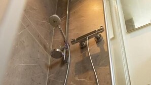 Buồng tắm vòi sen, đồ dùng nhà tắm miễn phí, máy sấy tóc, khăn tắm 