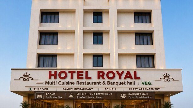 Um hotel com vários andares e uma placa indicando 'HOTEL ROYAL', com comodidades listadas abaixo, incluindo restaurante com diversas opções de cozinha, salão de festas e vários outros serviços.